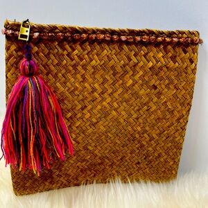 Unbranded Woven Straw Zip Top Clutch w Multicolored TasselSquare Shape Clutch